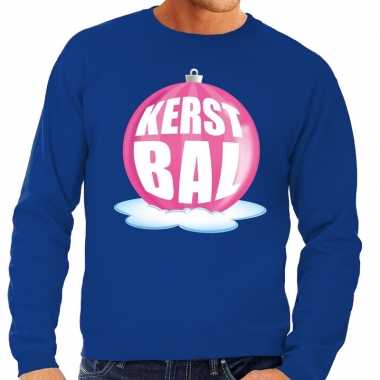 Foute kersttrui kerstbal roze op blauwe sweater voor man